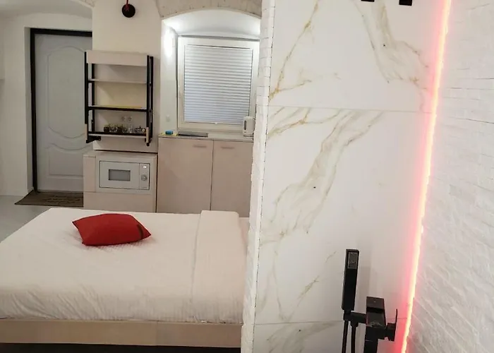 Red & Yellow Old Town شقة *