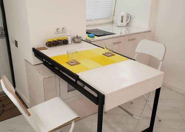 Red & Yellow Old Town Appartement *