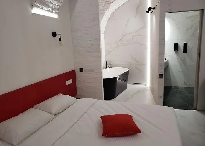 Red & Yellow Old Town إلفيف