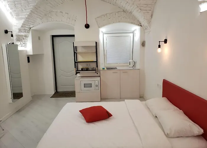 Red & Yellow Old Town شقة