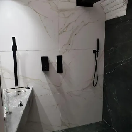 Red & Yellow Old Town 아파트 리비프